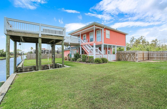 Acogedora casa frente al mar con acceso al canal del lago Calcasieu