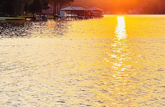 Cozy waterfront Lakehouse with a nice view of Callender lake near Canton TX!