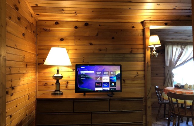 Cozy Waterfront One-bedroom Cottage w/ Fibe WiFi