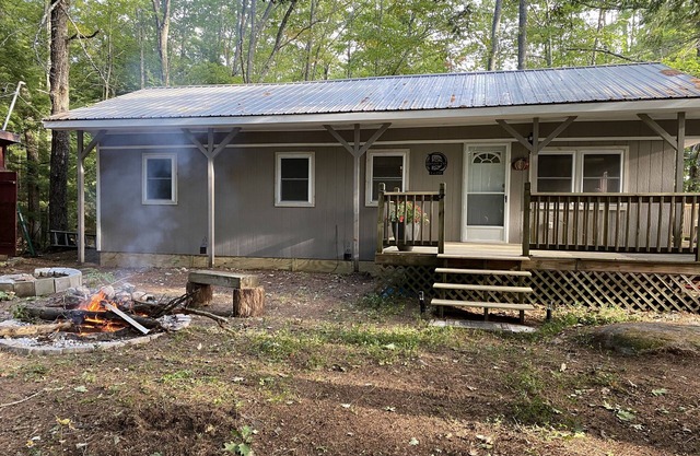 Cozy waterfront private camp; kayaking, fishing, swimming - summer/fall wks open