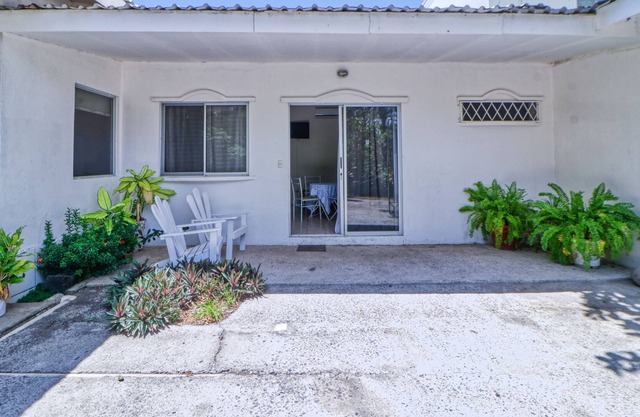 Acogedora villa frente al mar con acceso a la playa, jardines y una hermosa piscina compartida