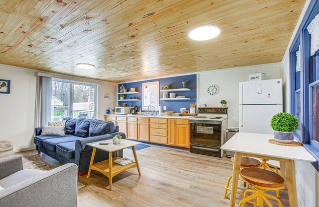 Cozy Wellston Cabin - Walk to Crystal Lake!