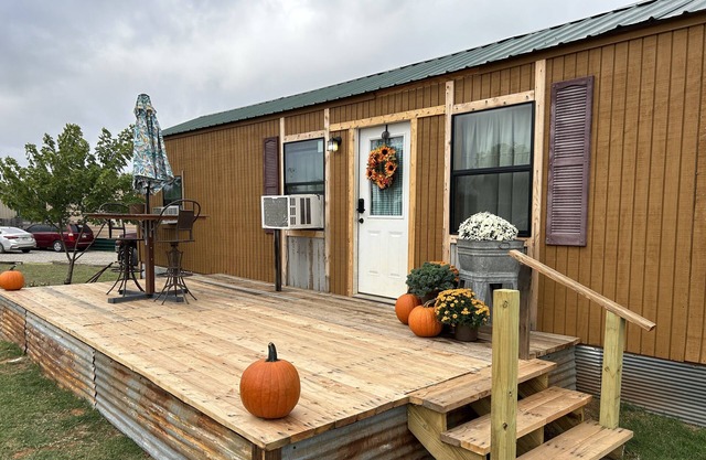 Cozy western cabin but close to the city.