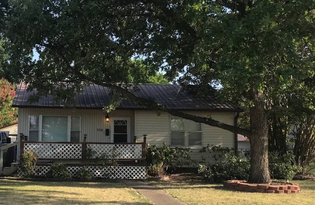 Cozy western cabin cottage with tons of entertaining space by marina in Eufaula!