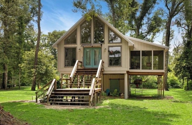 Cozy Whispering Hideaway- Indulge in serenity and unwind in nature.