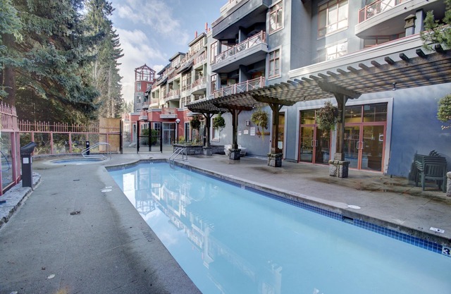 Cozy Whistler Village Stuidio w/Pool & Hot Tub