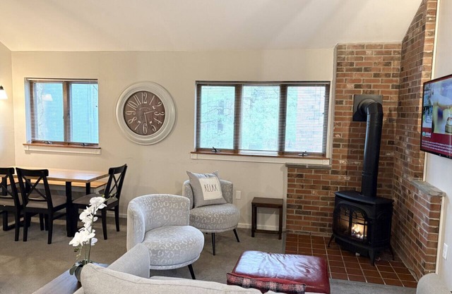 Cozy White Mnt Resort: A/C-Pool-Hot tub-Storyland-NoConway-Walk to Attitash
