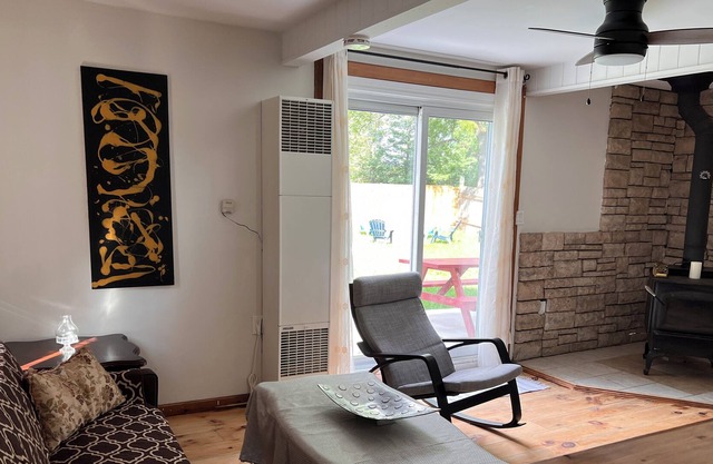 Cozy Whole Home, Pet Friendly, & Central to Lake Simcoe, Rama & Horseshoe Valley
