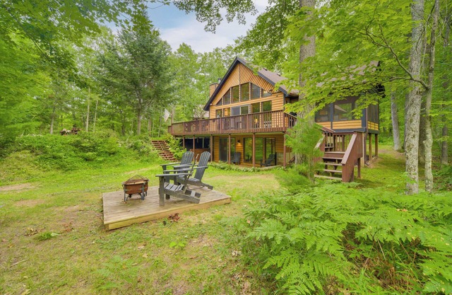 Cozy Wisconsin Cabin w/ Deck, Kayaks & Lake Views!