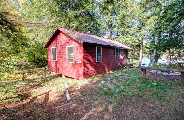 Cozy, Wisconsin Northwoods, Lake Cabin w/private dock. Family & Pet Friendly!