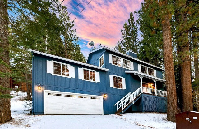 Cozy Wooded Haven w/ Hot Tub near Heavenly Village