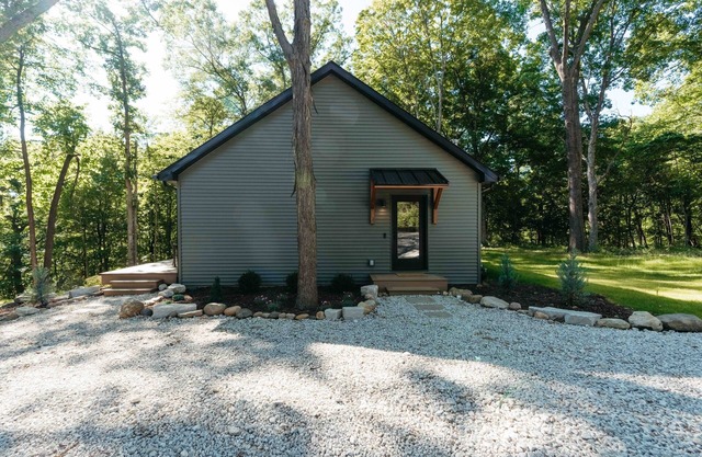 Cozy wooded retreat just minutes from town
