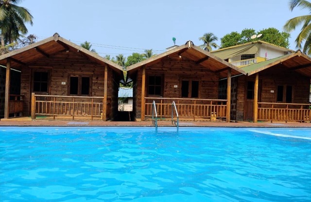 Cozy wooden huts/cottages on edge of Arambol Beach