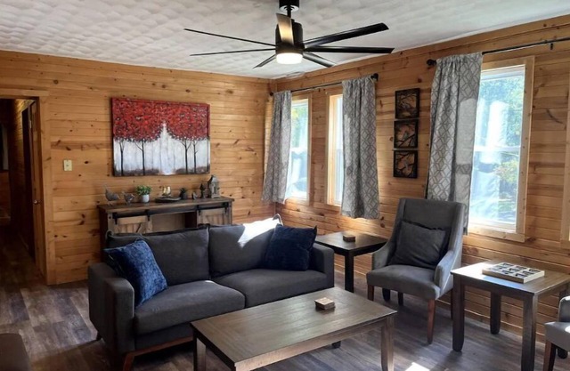 Cozy Woodland Cabin, pet-friendly and fenced in yard.