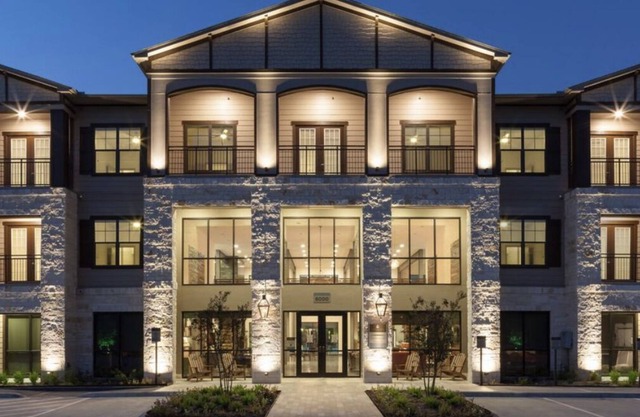 Cozy Woodlands Lakeside Luxury Apartment!