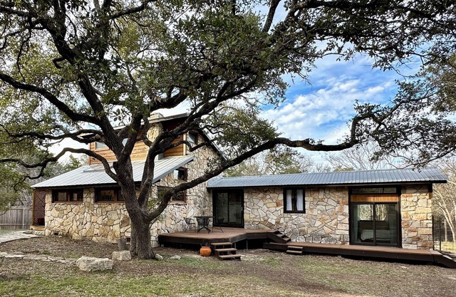 Cozy Woodsy Cabin Wonder, Sleeps 6, 5min DT Dripping Springs