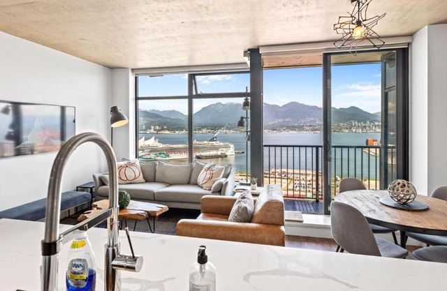 Cozy Yet Stylish 2-Bedroom Suite in the Heart of Vancouver