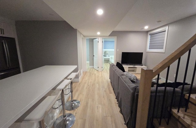 Cozy2Bedroom Basement Apartment.5mins walk2key amenities & malls.Family-friendly