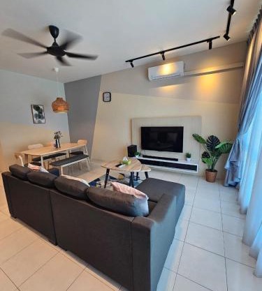CozyHome - 3 bedroom Town House with unlimited free Wi-Fi