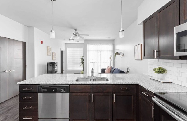 Cozysuites 1BR Modern Apt Near the Fashion Mall