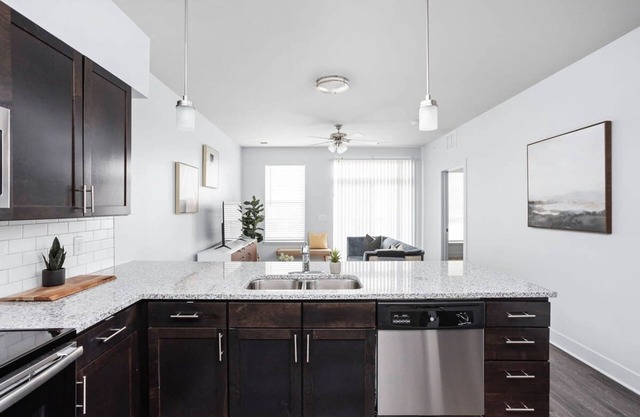 Cozysuites 2BR Modern Apt Near the Fashion Mall