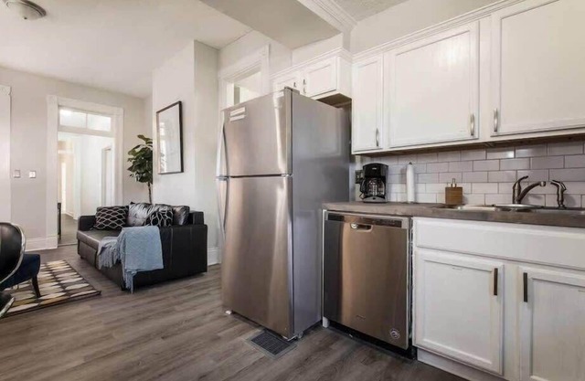 CozySuites 4BR/2BA Dream House in Louisville