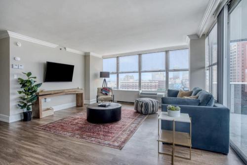 CozySuites 800 Tower 1BR with gym! 23