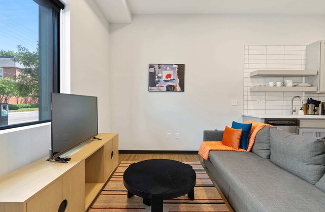 CozySuites Mass with parking, lounge and roof deck 1