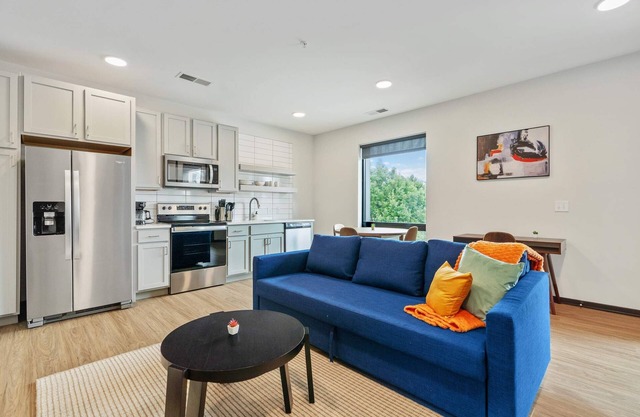 CozySuites Mass with parking, lounge and roof deck 4