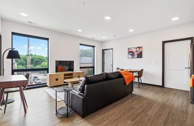 CozySuites Mass with parking, lounge and roof deck 10