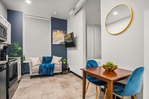 CozySuites Stunning 1BR in Downtown Pitts 36