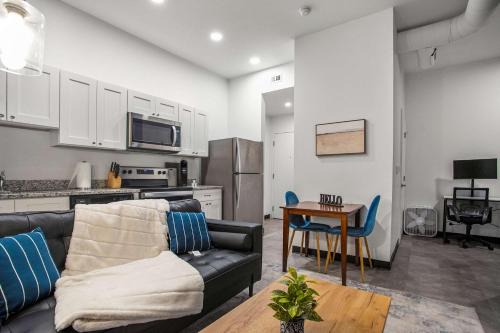 CozySuites Stunning 1BR in Downtown Pitts 39