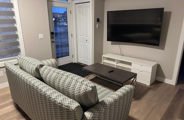 Cozzy & Brand New Apartment, Near Banff Hwy