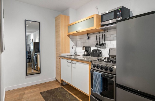 CPG Serviced Studio w Full Kitchen in Quiet Neighborhood