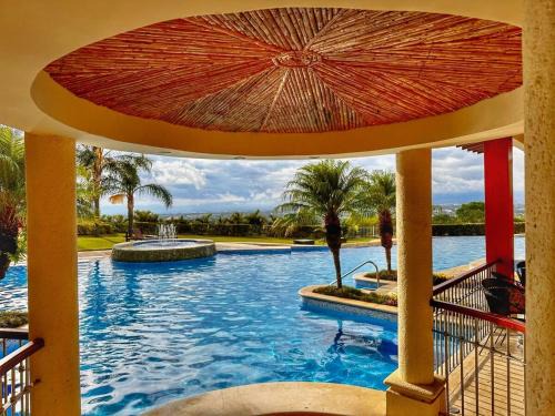 CR MARIPOSA RENTALS lakeview, spacious penthouse with office, pool, gym, Jacuzzi