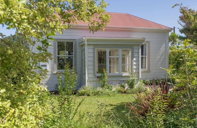 Crabapple Cottage - Coromandel Town Holiday Home