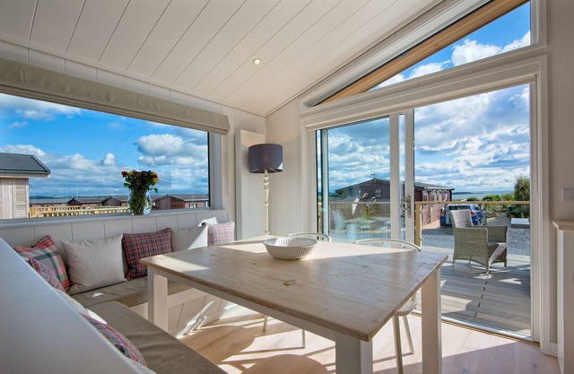 Crabtree Lodge - a lodge that sleeps 6 guests in 3 bedrooms