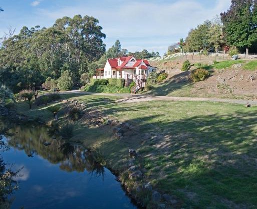 CRABTREE RIVERFRONT COTTAGES 2 cottages EMILY & ELIZA COTTAGES Beautiful riverfront peaceful location RELAX & ENJOY