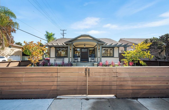 CRAFTSMAN BY THE SEA, A Perfect Beachside Getaway with wifi and parking!