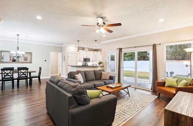 Craftsman Grove - A Tranquil Retreat in GNV, spacious primary bedroom, sleeps 7