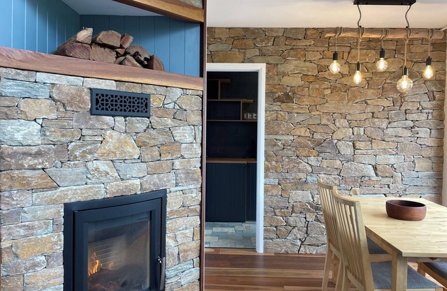 Craftsman Stone and Wood Cottage. Family Farm Stay at MaddOx Farm in Burrawang