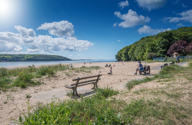 Craig y Don, Holiday Cottage Llansteffan, Sleeps 8, 4 bedrooms, bathrooms