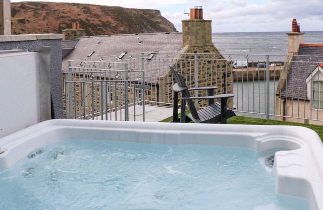 CRAIGNURE, pet friendly, character holiday cottage in Gardenstown