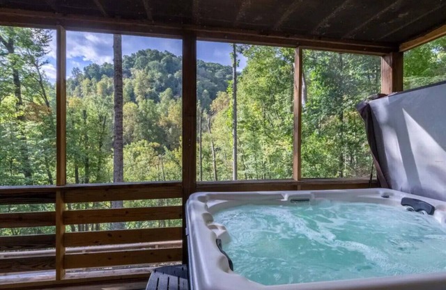 Crashing Creek Cabin: Hot tub / Mtn Views / King