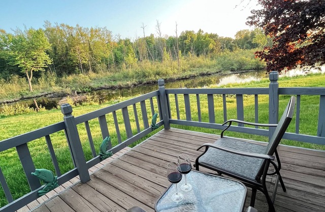 Creek Cabin - Clean and Charming 3-bedroom house in Prudenville with WiFi and AC