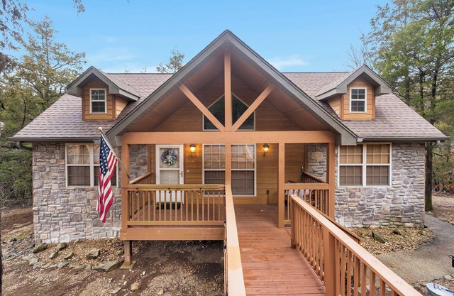 Creekside – 2 BDR Resort Cabin in Epic Location!