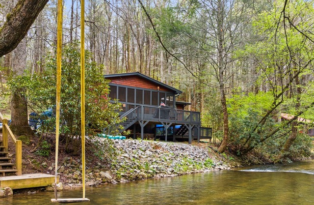 Creekside Adventure! 10 steps from the cascading and gentle Fightingtown Creek