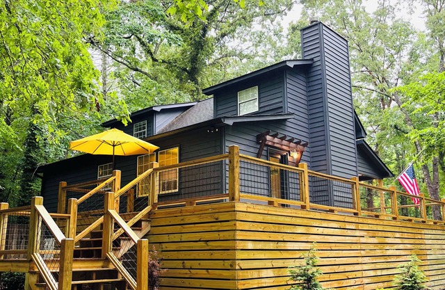 CreekSide: Beautiful Cabin on Fightingtown Creek, 2+ Acres, Hot Tub, Firepit