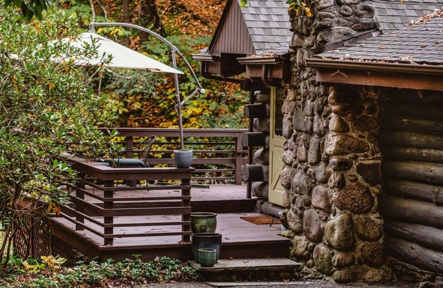 Creekside Cabin: Cozy Getaway w/ Firepit
