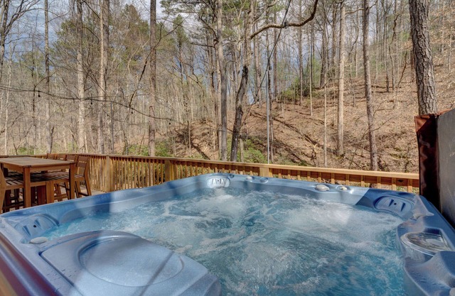 Creekside cabin, hot tub, fire pit, wood pizza oven n grill, dogs, near Ellijay